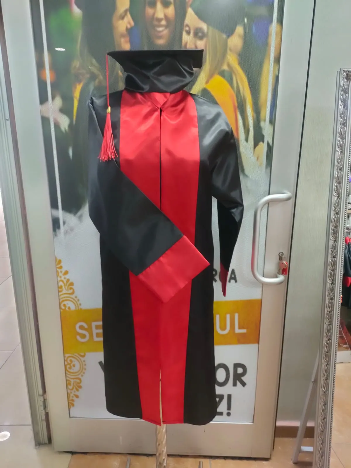 Siyah Kırmızı - Lise Cübbesi