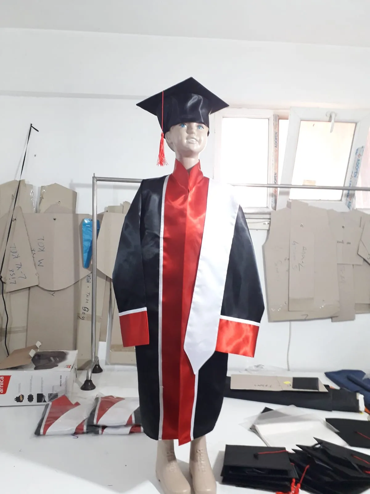 İlkokul - Siyah Kırmızı - Şeritli Şallı Model - Mezuniyet.Net